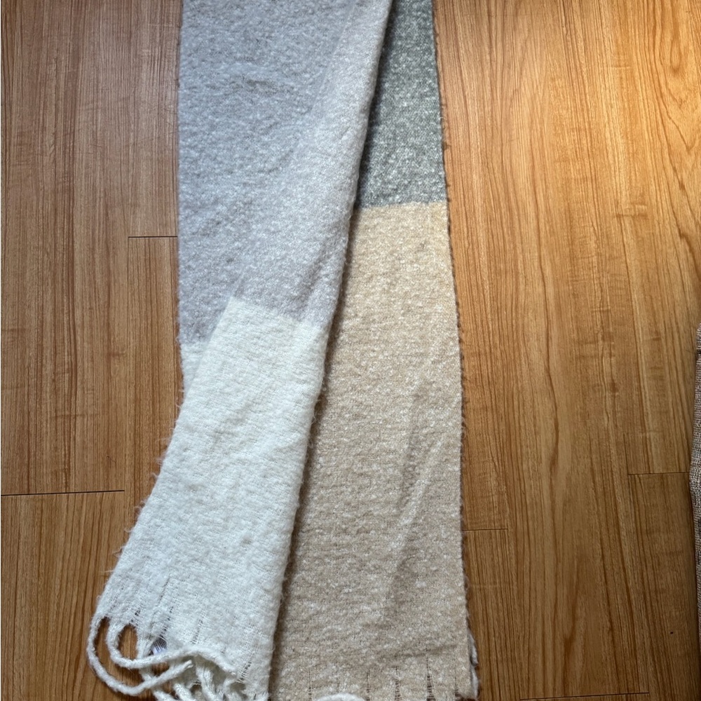 Old Navy Gray and Cream Scarf